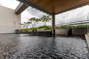 A rooftop pool area with water, plants, and a wooden ceiling structure. - Rep1203 Setin Downtown Rep Blica (São Paulo)