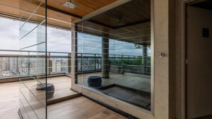 A modern interior with a glass partition, a wooden ceiling, and a view of the cityscape. - Rep1203 Setin Downtown Rep Blica (São Paulo)