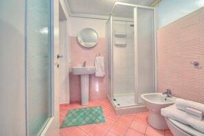 ฝักบัว, ไดร์เป่าผม, โถสุขภัณฑ์แบบบิเดท์, ผ้าเช็ดตัว