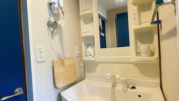 Villa Basic | Bagno | Combinazione doccia/vasca, asciugacapelli, asciugamani, sapone