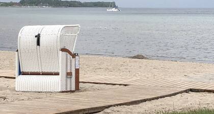 Modernes gerÀumiges Haus mit 3 Schlafzimmern, Garten und Grill. Strand nur 700m!