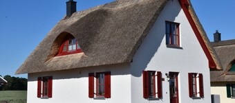 Modern spacious house with 3 bedrooms, garden and barbecue. Beach only 700m!