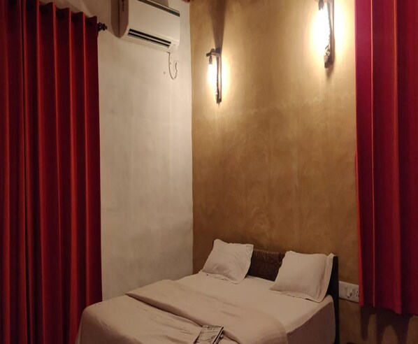 Free WiFi, bed sheets