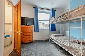 4 bedrooms, iron/ironing board, WiFi, bed sheets