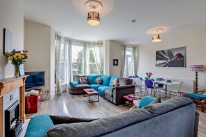 Fireplace, stereo - Dizzy Heights Spacious Swanage Townhouse & Views Sleeps 10 (Swanage)