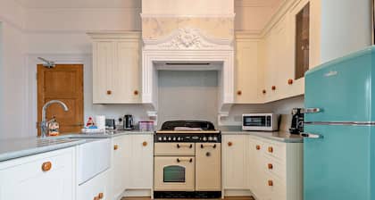 Dizzy Heights Spacious Swanage Townhouse & Views Sleeps 10