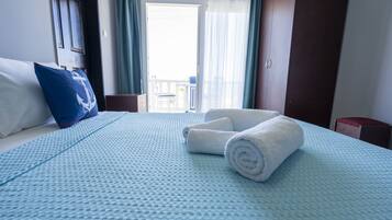 Minibar, bureau, espace de travail pour ordinateur portable