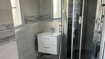 Douche, sĂšche-cheveux