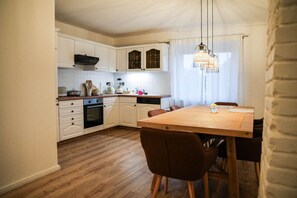 Fridge, oven, stovetop, dishwasher