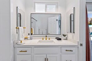 Vasca, asciugacapelli, asciugamani, sapone