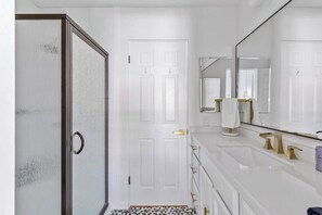 Badewanne, Haartrockner, Handtücher, Seife