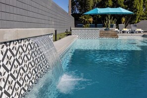 Piscina all'aperto, una piscina riscaldata