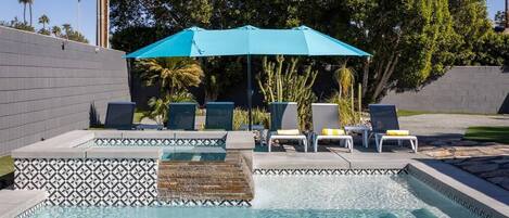 Alberca al aire libre y alberca climatizada