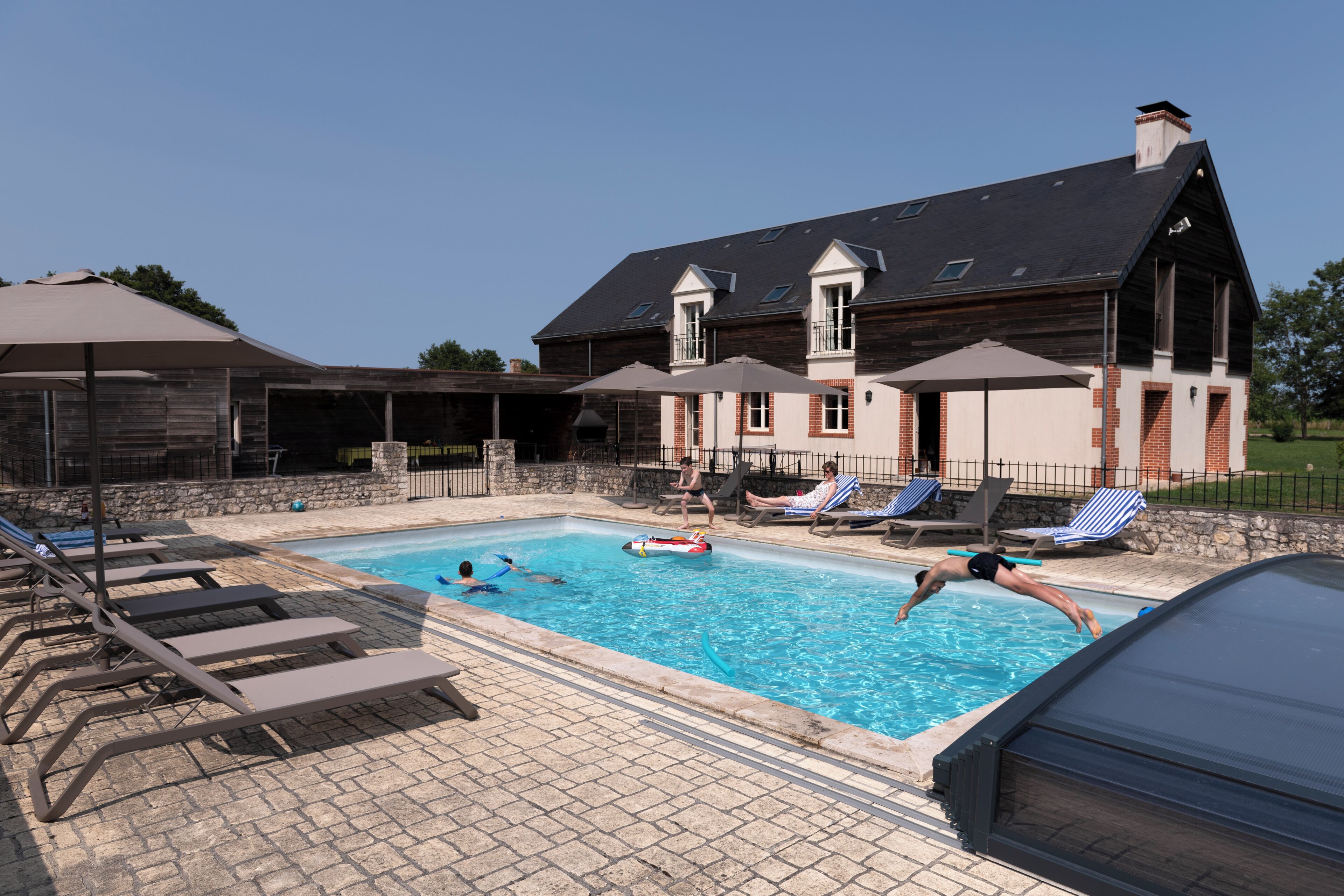 室外游泳池，恒温泳池