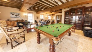 A spacious room with a pool table, leather sofas, and a wooden ceiling. - Spacious house, private pool, 10 to 15 p. (Chémery)