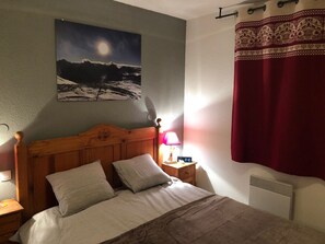 1 chambre, fer et planche à repasser, lit de bébé portatif