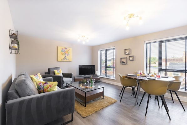 Apartment | Living area | 43-inch Smart TV with digital channels, TV, Netflix