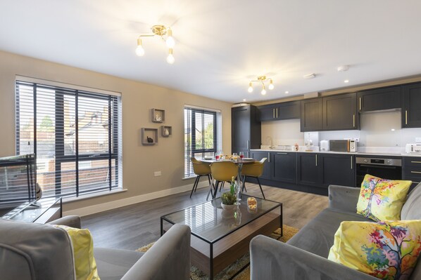 Apartment | Private kitchen | Full-size fridge, microwave, oven, stovetop - Elliot Oliver - Luxurious 2 Bedroom Apartment With Parking (Gloucester)