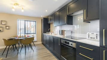 Apartment | Dapur peribadi | Peti sejuk/penyejuk beku saiz penuh, ketuhar gelombang mikro, ketuhar