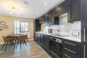 Refrigerador con freezer, microondas, horno, placa de cocina