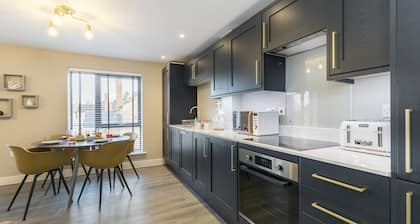 Elliot Oliver - Luxurious 2 Bedroom Apartment With Parking