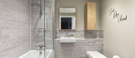 Apartment | Bathroom | Free toiletries, hair dryer, towels, toilet paper