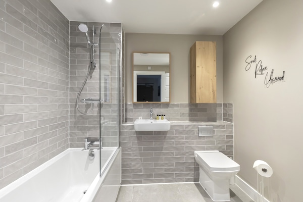 Apartment | Bathroom | Free toiletries, hair dryer, towels, toilet paper