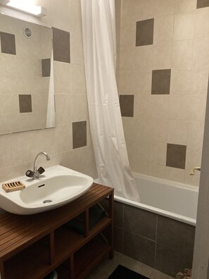 Bathtub - Quiet, bright apartment 250m from the town center! (Esquièze-Sère)