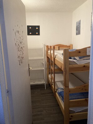 2 室のベッドルーム、アイロン / アイロン台