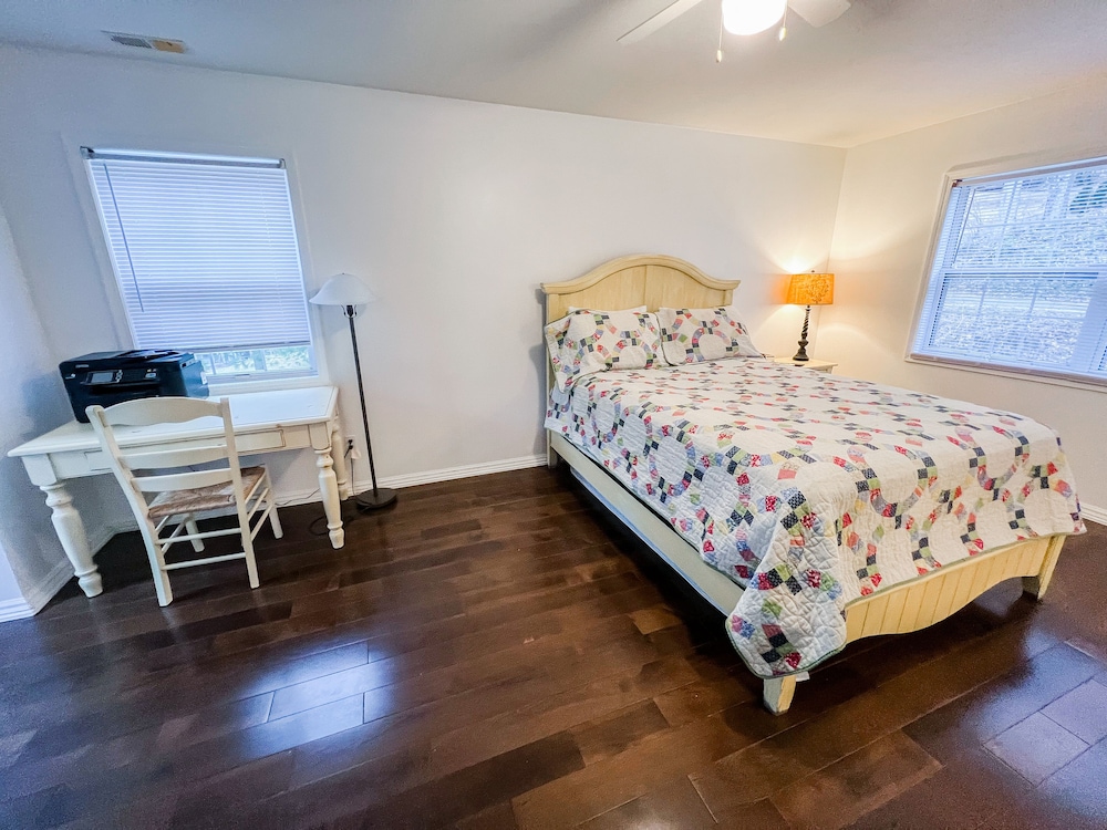 Room, Maggie Valley Country Cottage deep in the heart of the Smoky Mtns