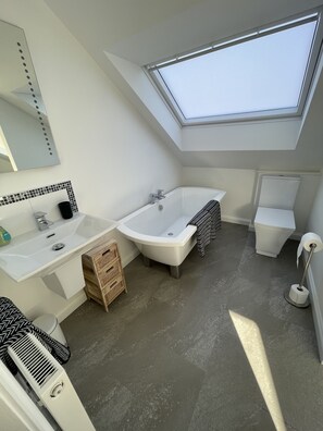 Bathtub, hair dryer, towels, soap - Stunning 2 bed apartment in Jesmond (West Jesmond)