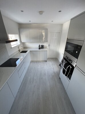 Fridge, microwave, oven, stovetop - Stunning 2 bed apartment in Jesmond (West Jesmond)