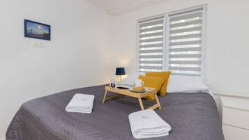 1 dormitori, planxa i posts de planxar, wifi i roba de llit