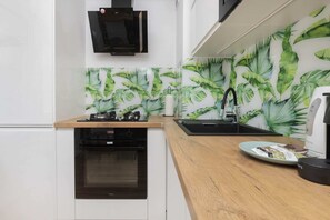 Kylskåp, mikrovågsugn, ugn och spishäll