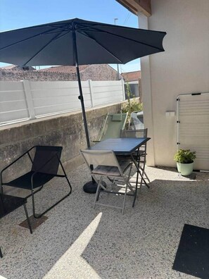 Outdoor dining - "Chez Céline et Frédéric" : house n°2 / T2 37m2 (Rochefort)