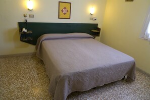 خزنة داخل الغرفة وبديكورات فريدة لكل غرفة ومكتب وسرير سفر