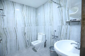 Shower, towels - Hotel Rydham (Madurai)