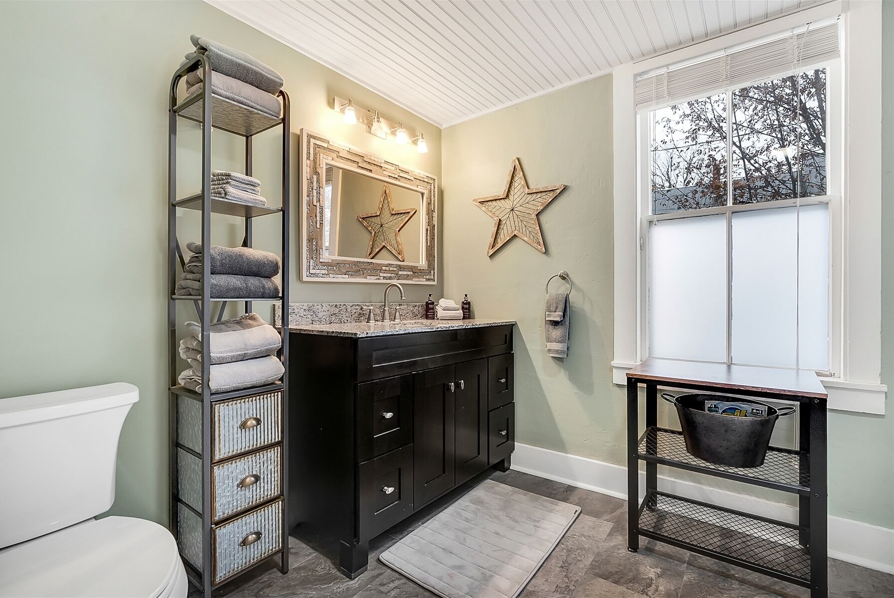 Bathtub, towels