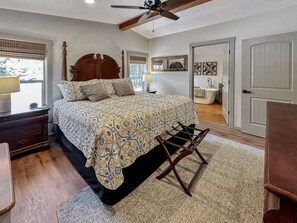 5 bedrooms, desk, iron/ironing board, travel crib - Fun Modern Cabin Near Clear Creek Station (Cascade)