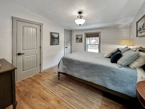 5 bedrooms, desk, iron/ironing board, travel crib