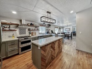 Fridge, microwave, oven, stovetop - Fun Modern Cabin Near Clear Creek Station (Cascade)