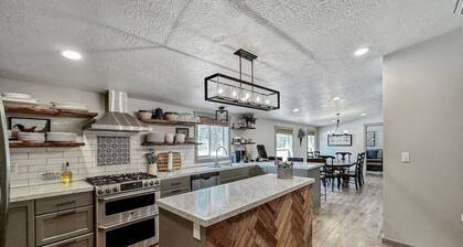 Fun Modern Cabin Near Clear Creek Station