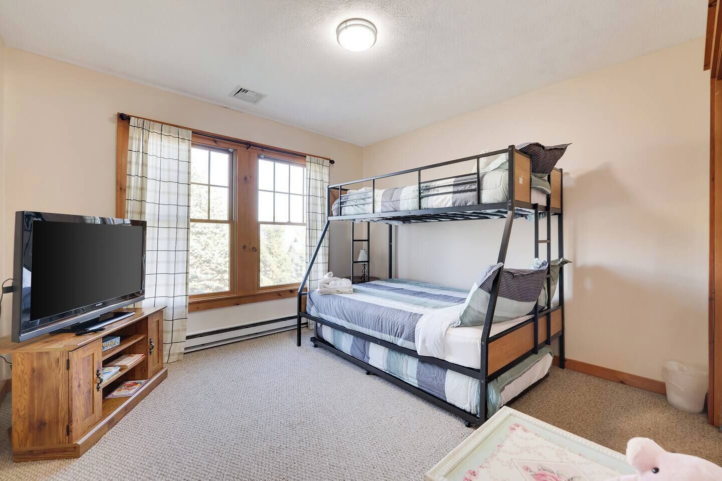 3 slaapkamers, een strijkplank/strijkijzer, reisbedje, wifi (toeslag)