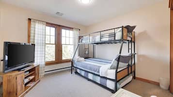 3 quartos, ferros/tábuas de passar roupa, berço de viagem