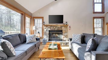 Smart TV, chimenea y videojuegos