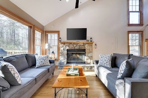 Smart TV, chimenea y videojuegos