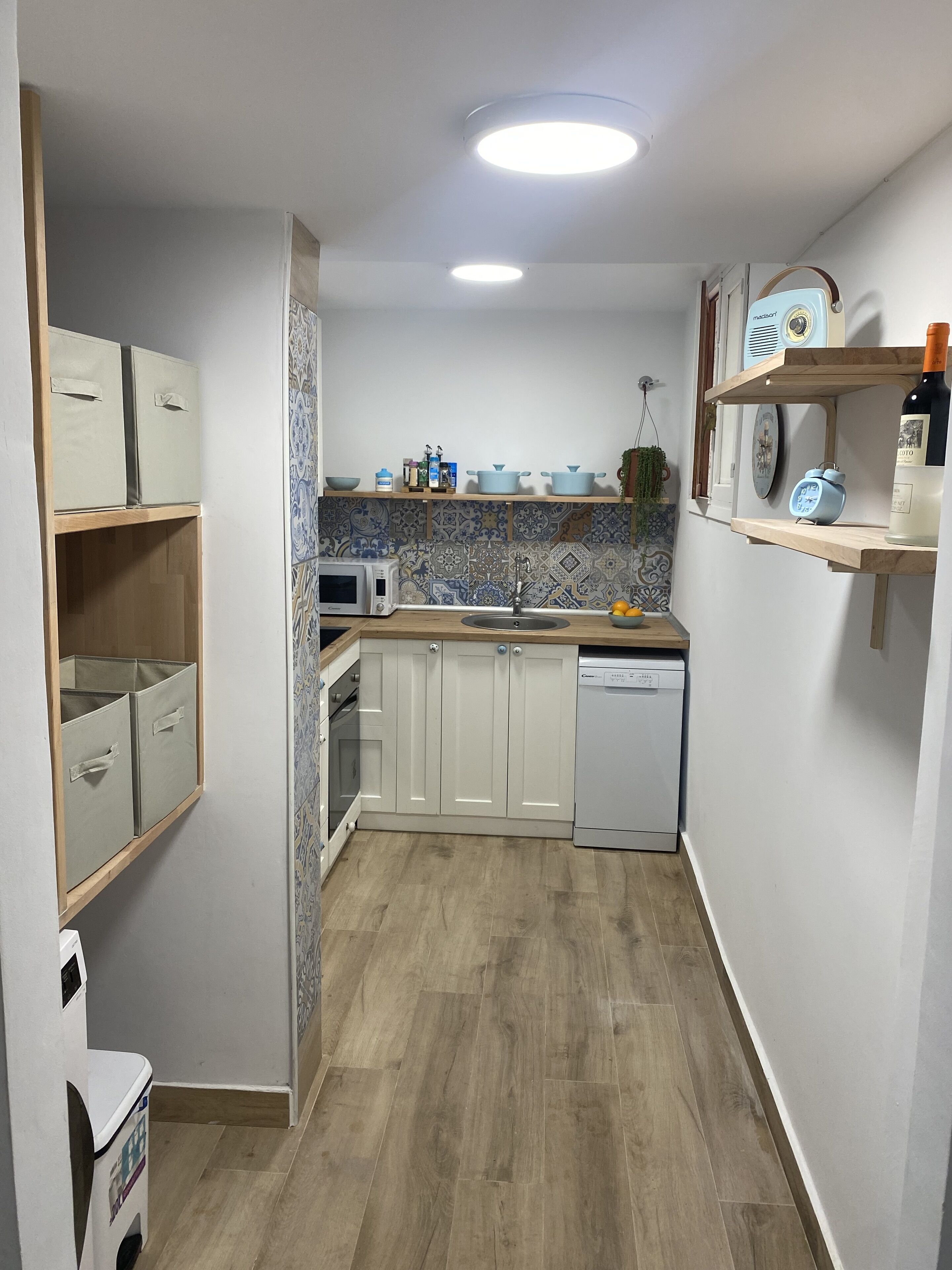 Een koelkast, een oven, een koffiezetapparaat/waterkoker, een waterkoker