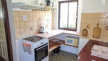 Refrigerador, microondas, horno, utensilios de cocina