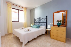 1 habitación, tabla de planchar con plancha y cuna de viaje 