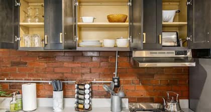 Remodeled studio -blocks from U of U - 45 min to Ski hills